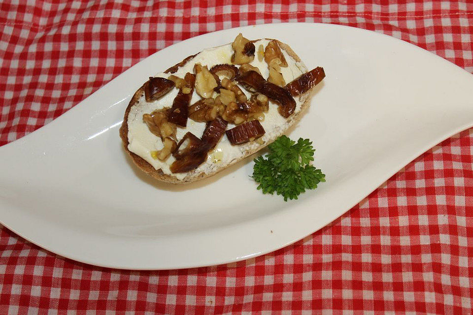 Crostini mit Ziegenfrischkäse, Datteln, Walnüssen und Ahornsirup