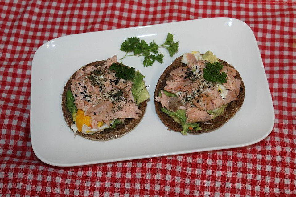 Roggen-Toastbrötchen mit Lachs, Ei und Avocado