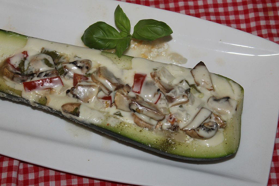 Mit Champignons gefüllte Zucchini