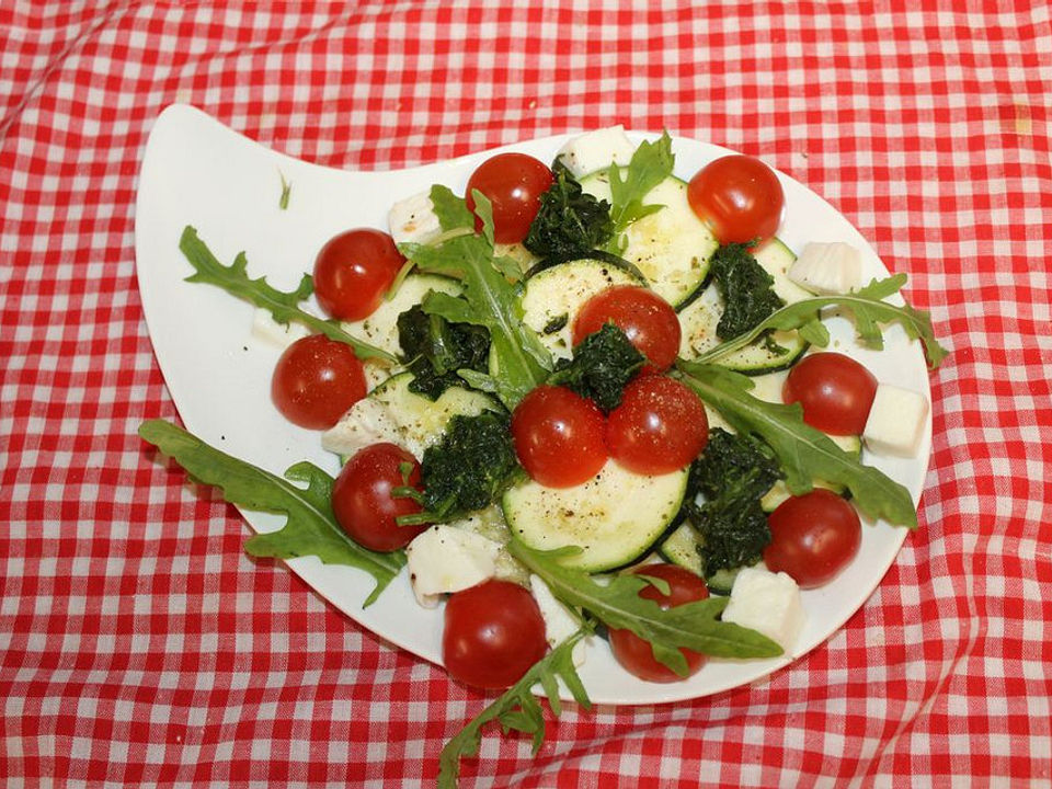 Zucchini-Carpaccio à la Caprese von Leggga | Chefkoch Zucchini-Carpaccio à la Caprese von Leggga | Chefkoch