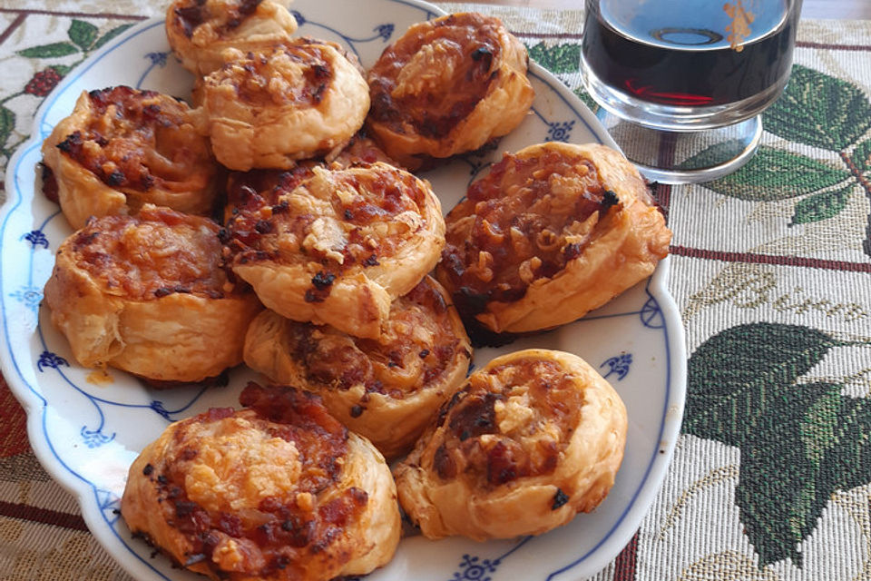 Pizzaschnecken mit Blätterteig aus dem Ofen