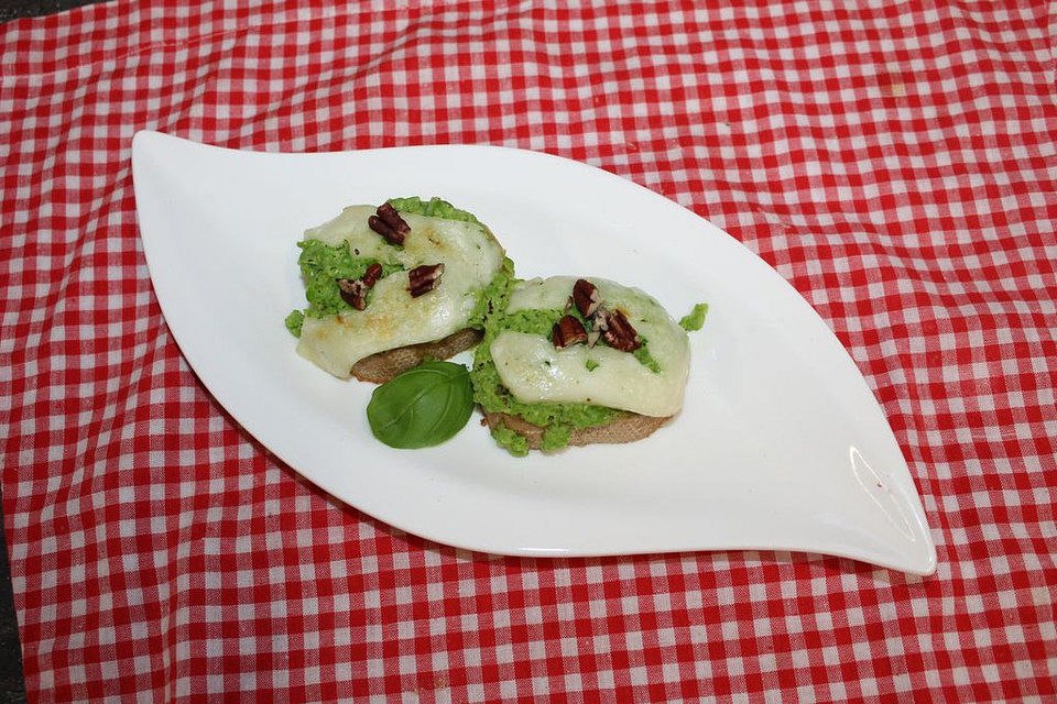 Bruschetta mit  Erbsen und Mozzarella