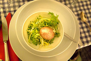 Goldenes Onsen-Ei auf Friséesalat - Fabergé Golden Onsen Coronation Egg Salad