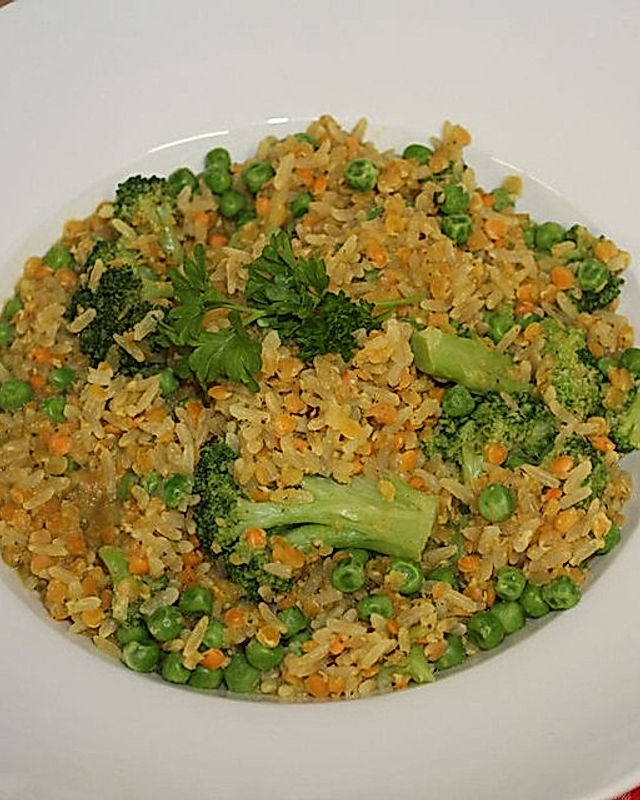 Vegane Reis-Linsen-Bowl mit Brokkoli