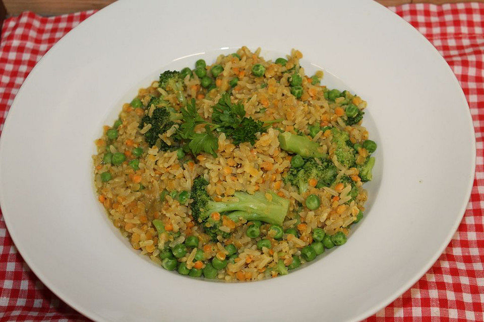 Vegane Reis-Linsen-Bowl mit Brokkoli