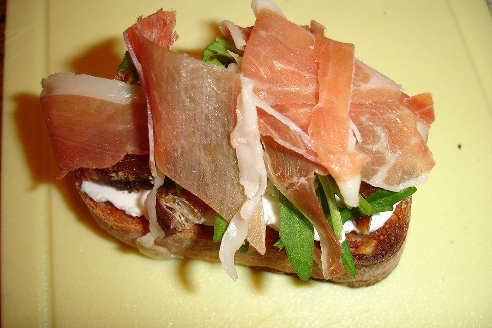 Crostini mit Ziegenfrischkäse, Datteln, Rucola  und Schinken