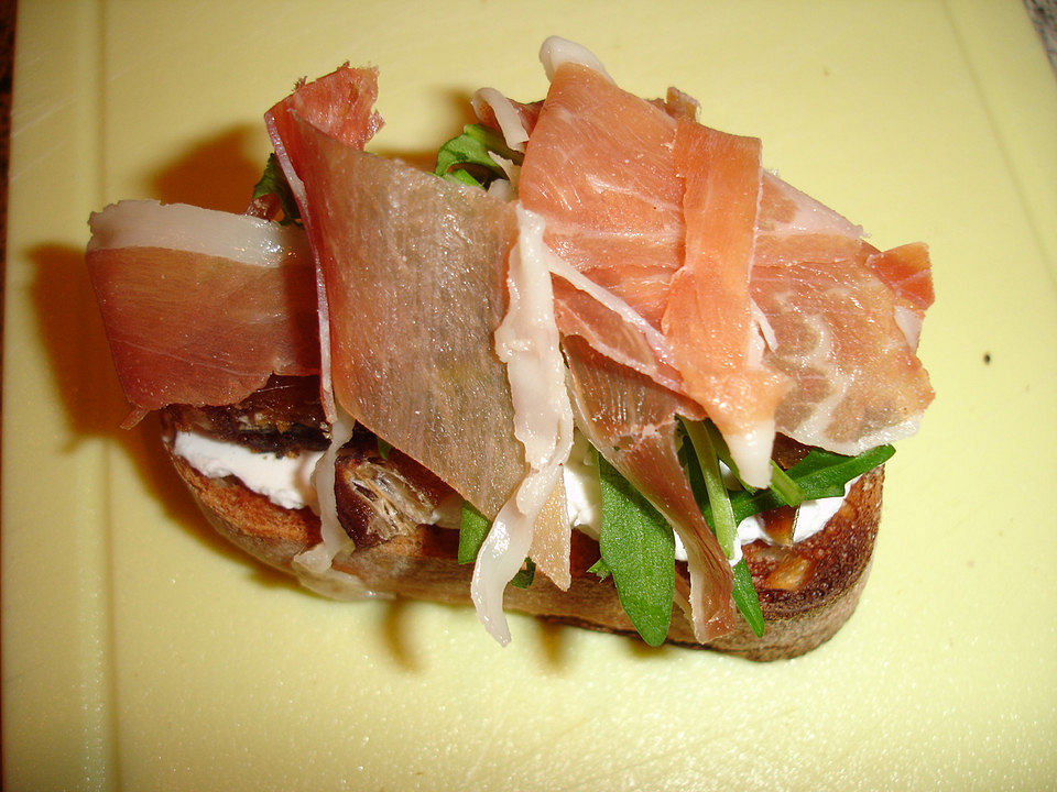 Crostini mit Ziegenfrischkäse, Datteln, Rucola und Schinken von dodith ...
