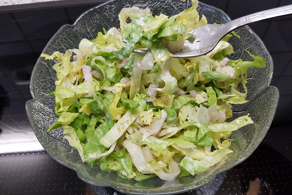 Endiviensalat mit weißem Dressing