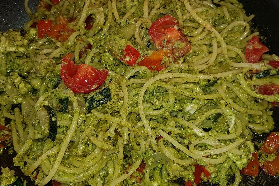 Spaghetti-Gemüsepfanne mit Pesto