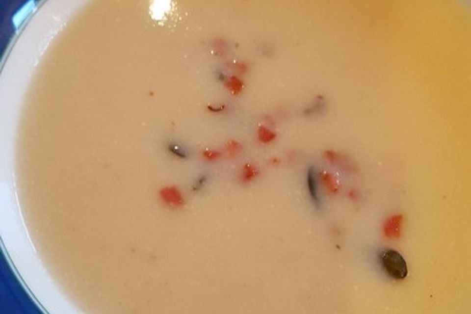 Leichte Sellerie-Cremesuppe mit Schinken und Kürbiskernen