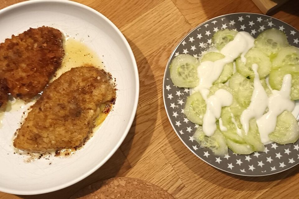 Knusper-Schnitzel mit Gurkensalat