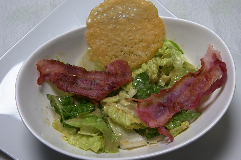 Caesar Salad mit gebratenem Bacon und Parmesantalern