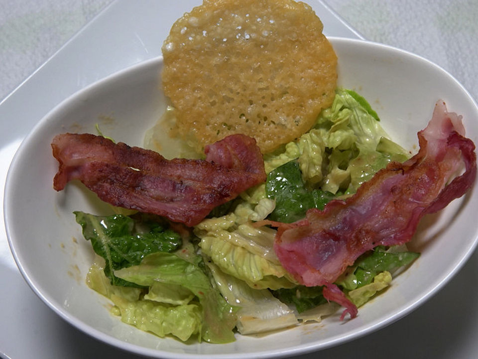 Caesar Salad mit gebratenem Bacon und Parmesantalern von ...