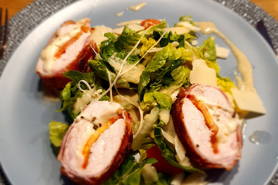 Caesar Salad mit gebratenem Bacon und Parmesantalern