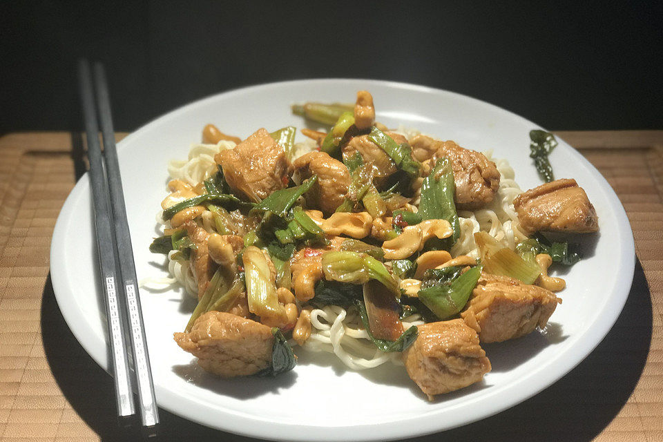 Pute mit Lauchzwiebeln und Cashewnüssen aus dem Wok