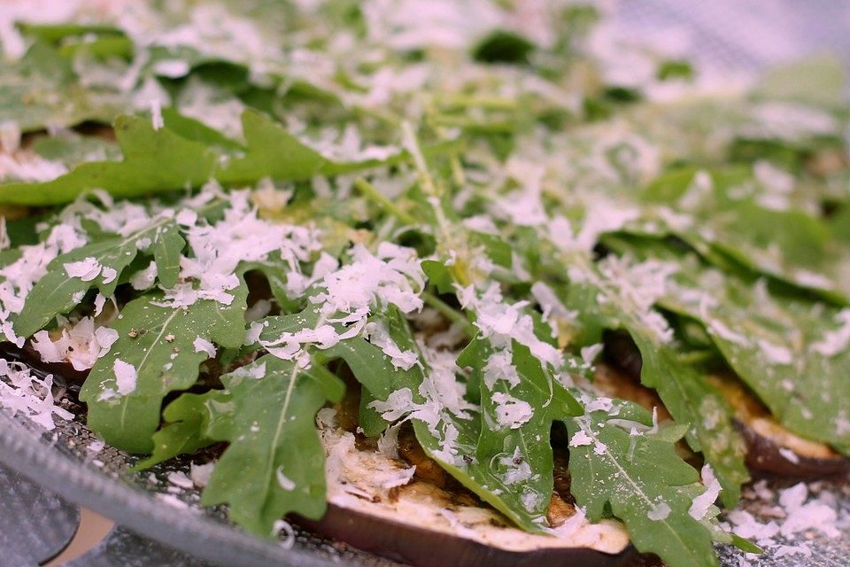 Gegrillte Auberginen mit Rucola und Parmesan