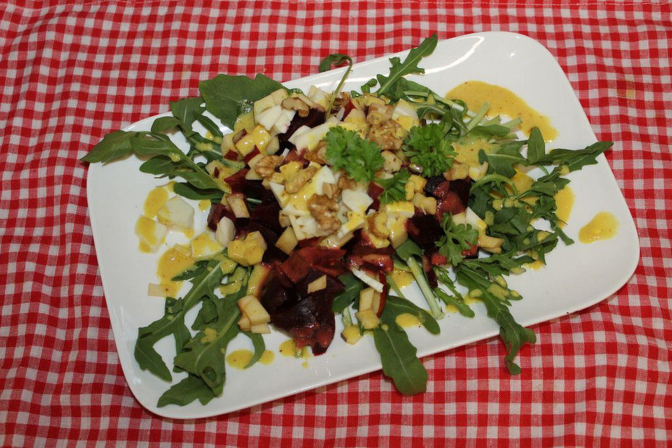 Rote Bete-Apfel-Walnuss-Salat mit Fetakäse und Feldsalat