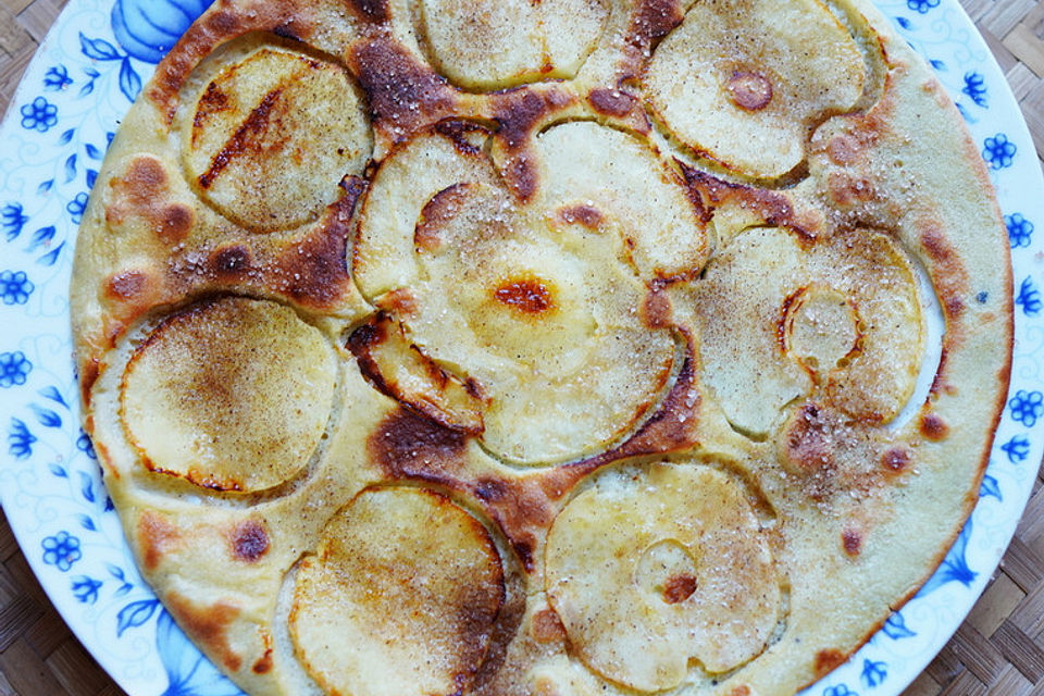 Himmlisch zarte Apfelpfannkuchen mit Kokosteig