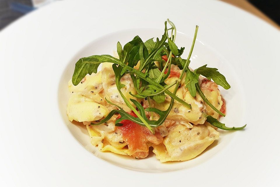 Tortellini mit Honig-Tomaten, Frischkäse und Rucola