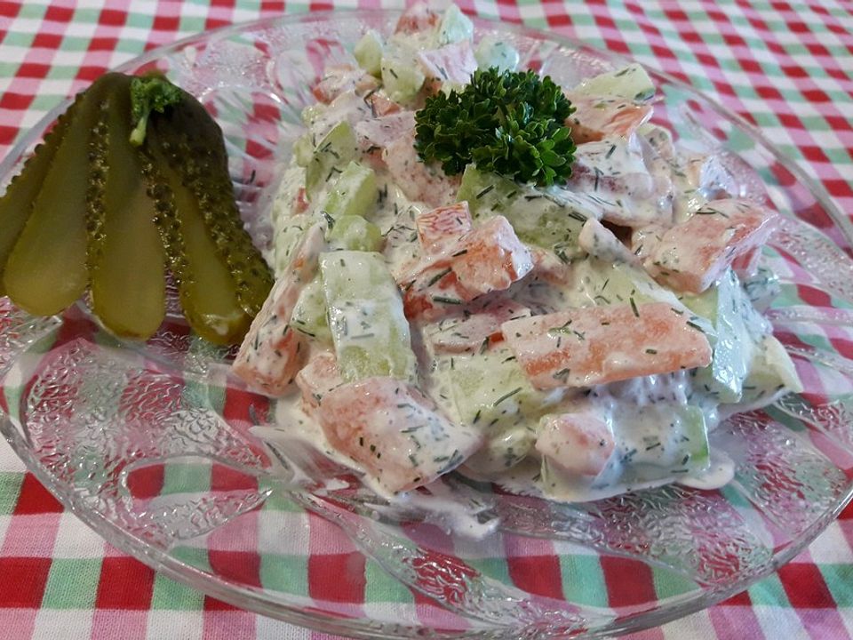 Gurken-Tomaten-Paprikasalat mit Schmanddressing von eisbobby| Chefkoch