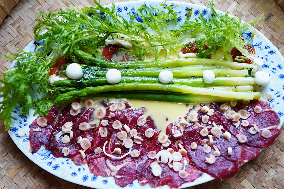 Carpaccio mit grünem Spargel und Shimeji-Pilzen