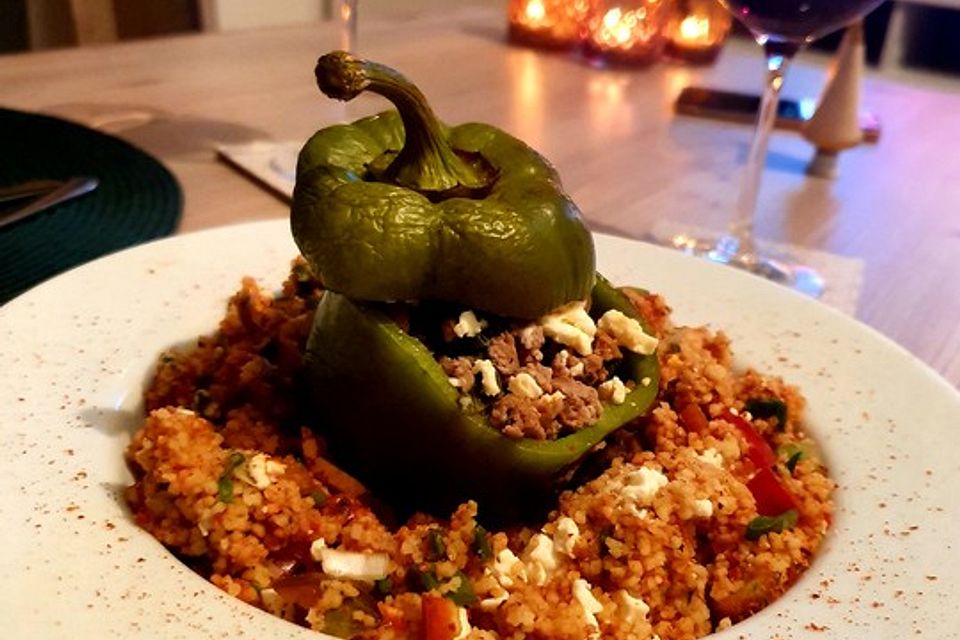 Gefüllte Paprika auf Couscous-Salat