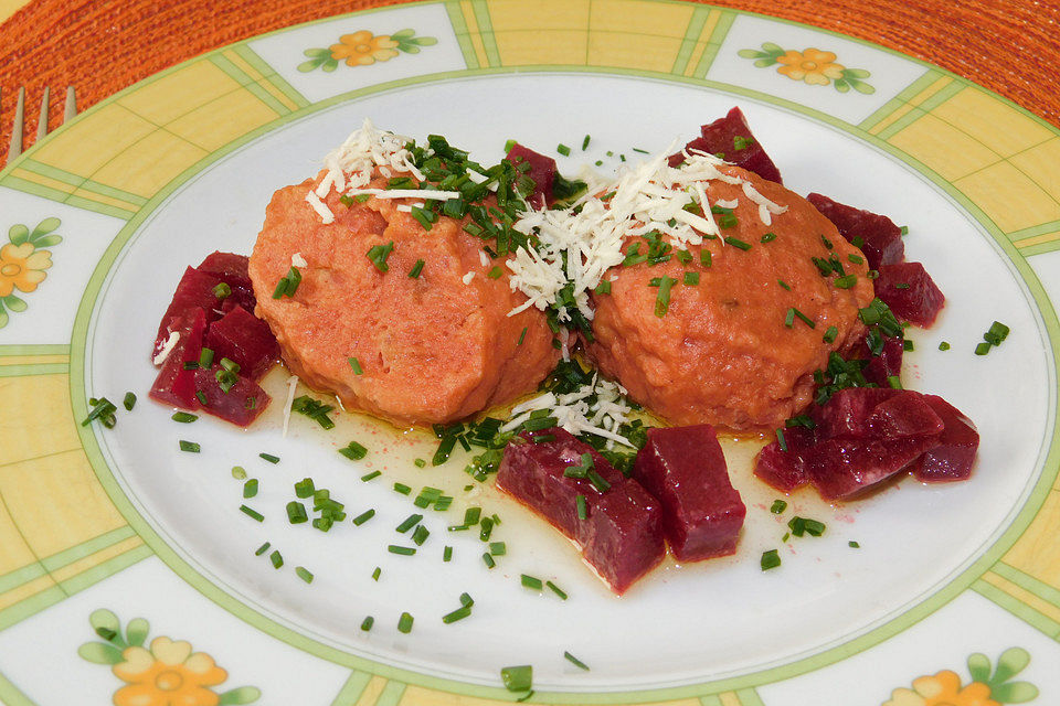 Rote Rüben-Knödel mit brauner Butter, Kren und Schnittlauch