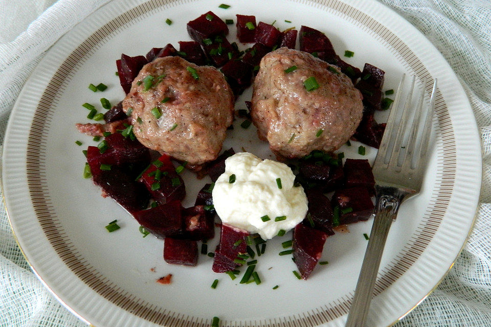 Rote Rüben-Knödel mit brauner Butter, Kren und Schnittlauch