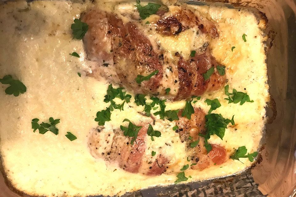 Putenbrust mit Bacon umwickelt in Frischkäsesauce