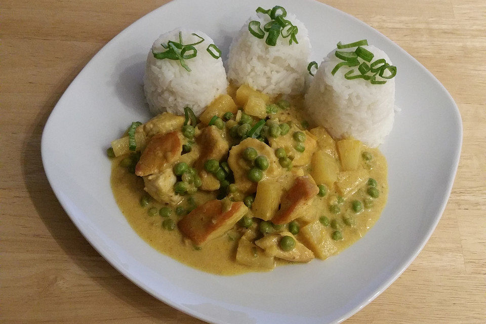 Hähnchencurry mit Ananas und Erbsen