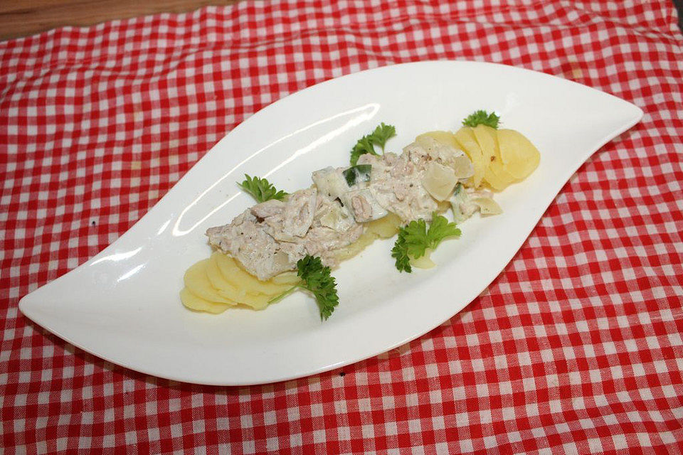 Kartoffelsalat mit Mayonnaise und Thunfisch