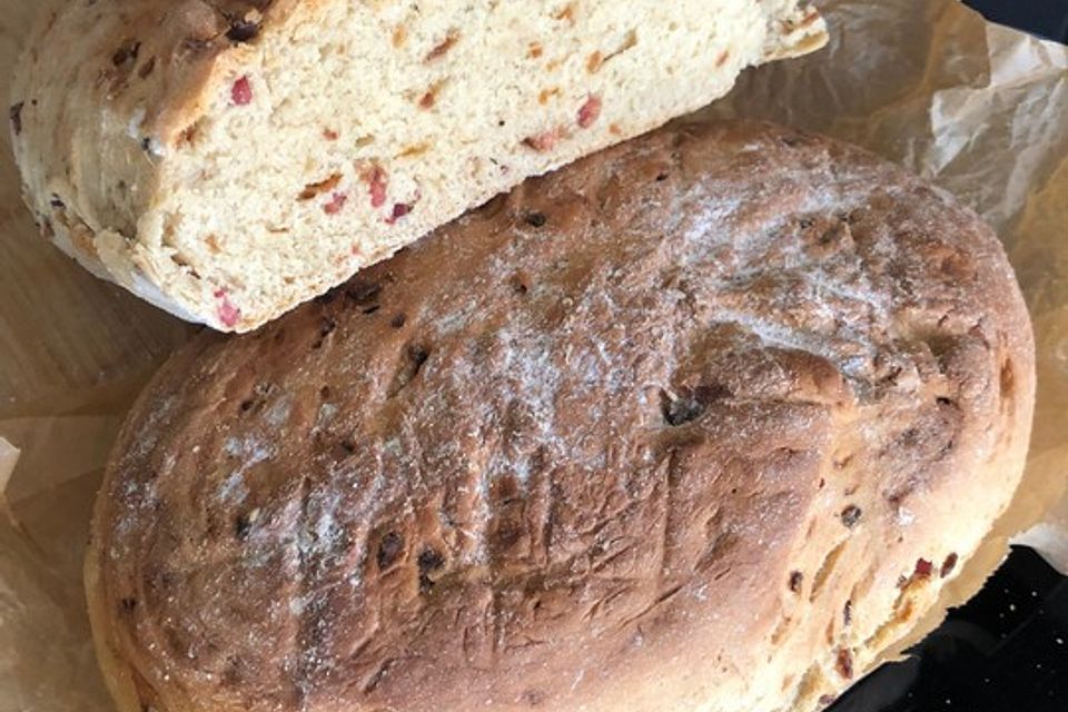 Herzhaftes Dinkelbrot mit Zwiebeln und Speck