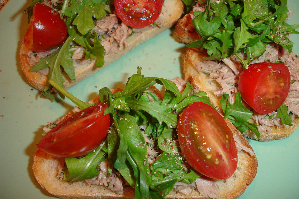 Bruschetta mit Thunfisch und Rucola