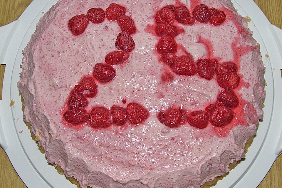 Buttermilchtorte mit Himbeeren