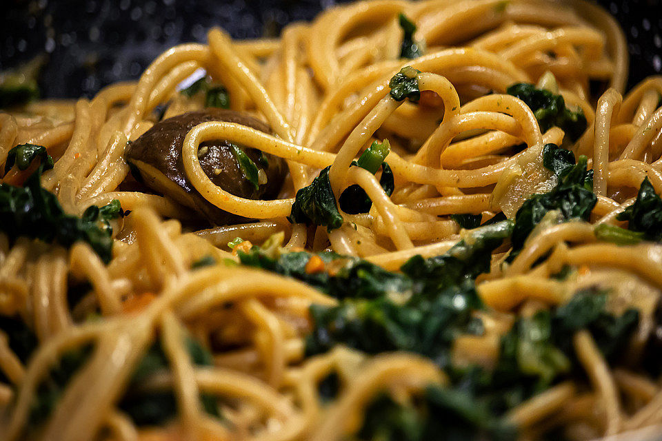 Pasta in cremiger Champignon-Spinatsauce