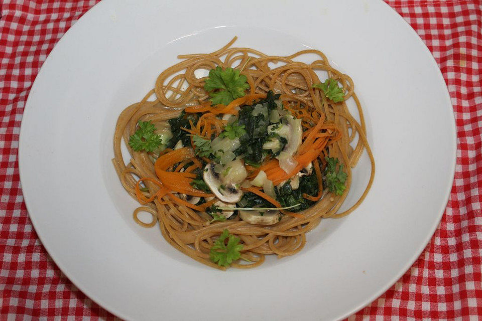 Pasta in cremiger Champignon-Spinatsauce