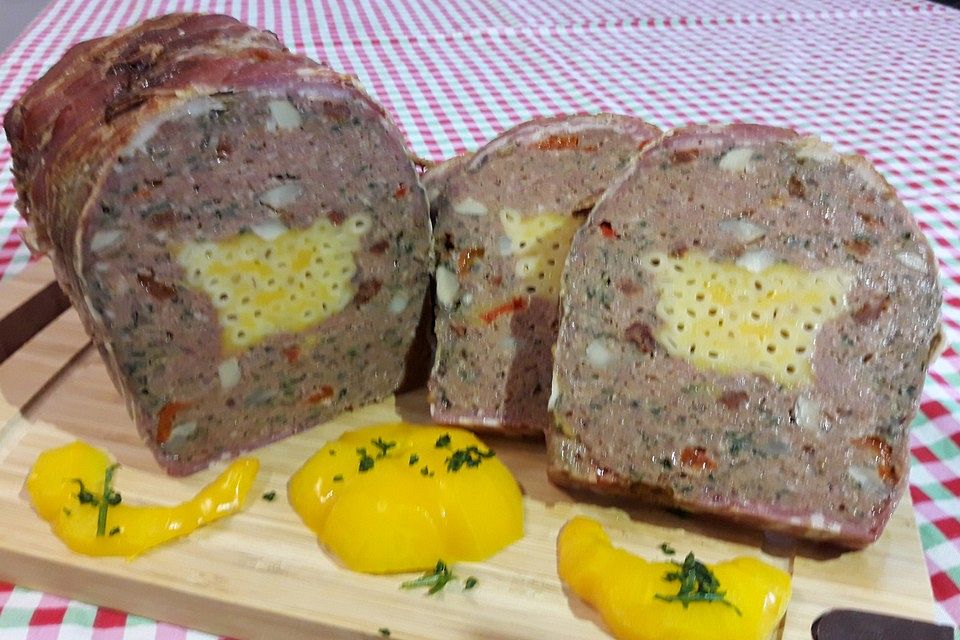 Gefüllter Hackbraten mit Makkaroni und Käse