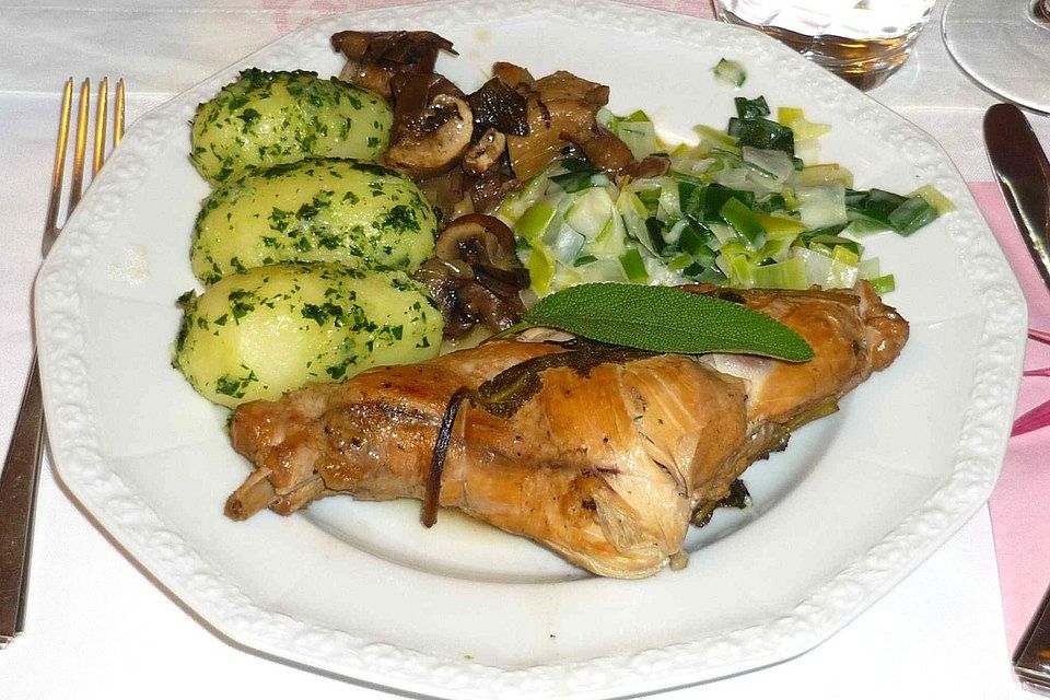 Kaninchen mit Salbei und Pilzen