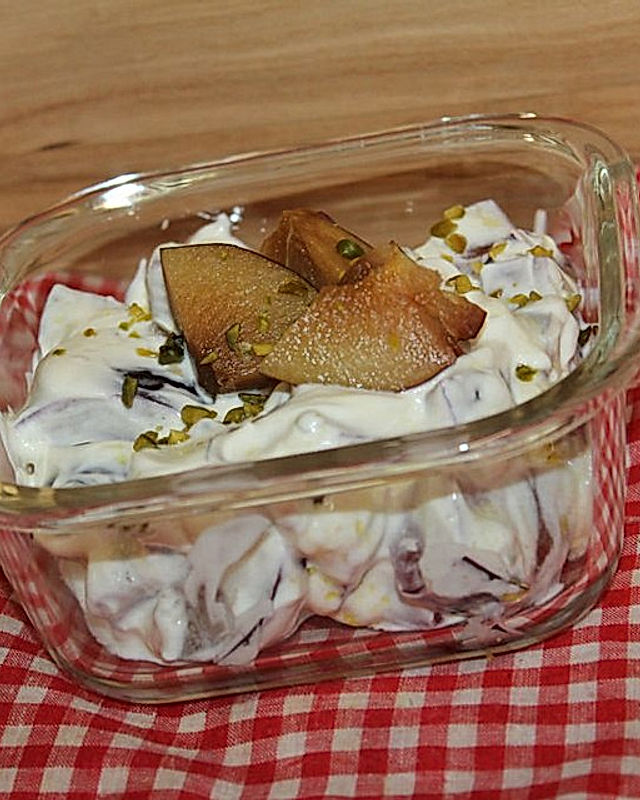 Pflaumen-Pistazien-Joghurt-Dessert mit Honig