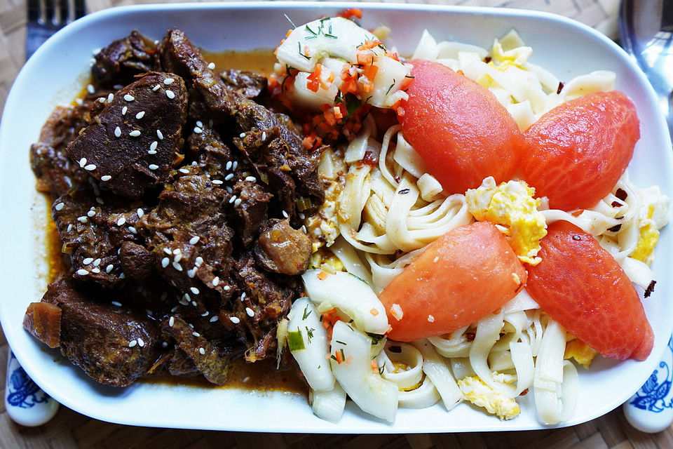 Hirschgulasch mit Blütennudeln und Gurkenstücken à la Hongkong