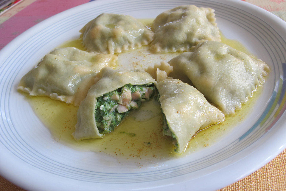 Ravioli mit Lachs-Spinat-Füllung