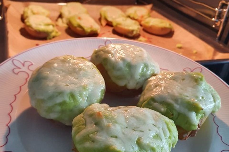 Mit Erbsenpüree überbackene Kartoffeln