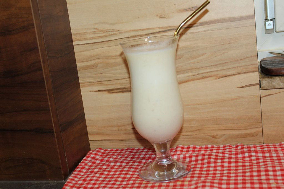 Veganer Frühstücks-Shake mit Bananen, Kakao und Nüssen