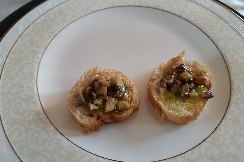 Bruschetta mit Pilzen und Parmesan