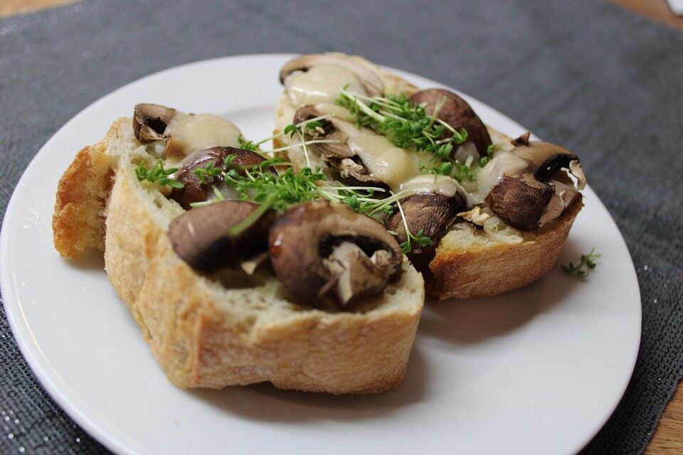 Bruschetta mit Pilzen und Parmesan