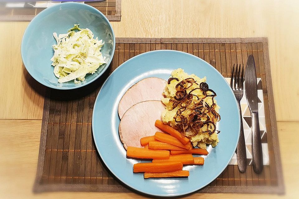 Kasseler mit Ahornsirup-Karotten, Kartoffelstampf, Röstzwiebeln und Eisbergsalat mit Joghurtdressing