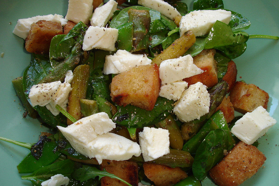 Brotsalat mit grünem Spargel und Zuckerschoten