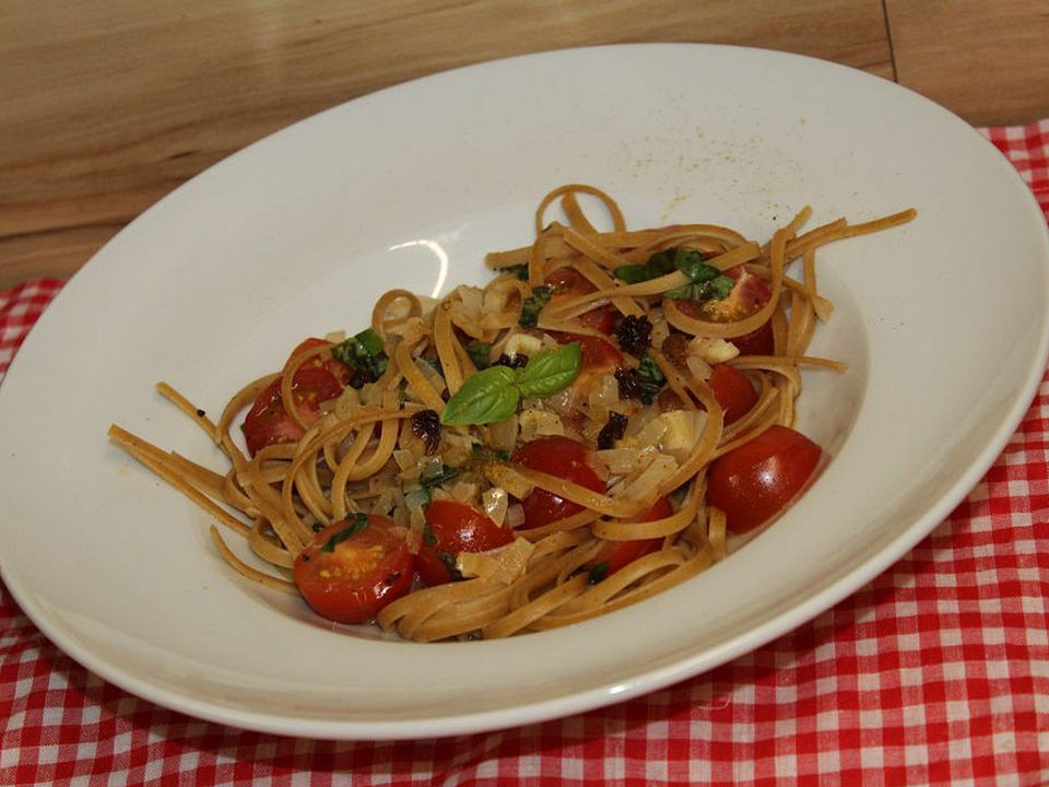 Spaghetti mit Tomate, Basilikum und Kapern von trekneb | Chefkoch