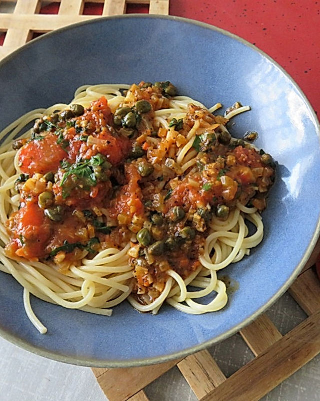 Spaghetti mit Tomate, Basilikum und Kapern