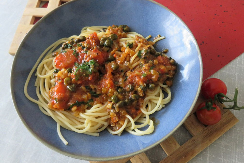 Spaghetti mit Tomate, Basilikum und Kapern